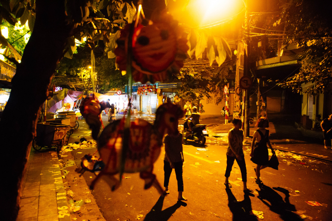 Phố đ&atilde; v&atilde;ng, nhưng r&aacute;c th&igrave;... vẫn c&ograve;n.