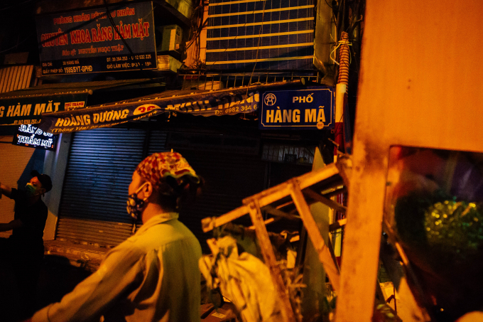 H&agrave; Nội: Biển r&aacute;c sau đ&ecirc;m Trung thu tr&ecirc;n phố cổ