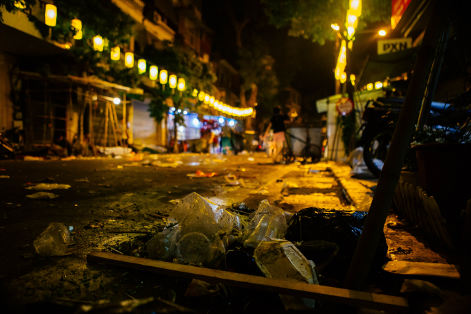 H&agrave; Nội: Biển r&aacute;c sau đ&ecirc;m Trung thu tr&ecirc;n phố cổ