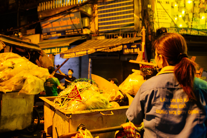 Theo c&ocirc;ng nh&acirc;n xi nghiệp m&ocirc;i trường đ&ocirc; thị H&agrave; Nội th&igrave; những ng&agrave;y n&agrave;y, họ phải l&agrave;m việc đến 3h, 4h s&aacute;ng để thu gom r&aacute;c.