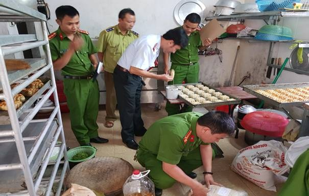 H&agrave; Nam Ph&aacute;t hiện v&agrave; xử l&yacute; nhiều cơ sở vi phạm quy định ATTP dịp Tết Trung thu Đo&agrave;n kiểm tra l&agrave;m việc với chủ cơ sở sản xuất b&aacute;nh Trung thu