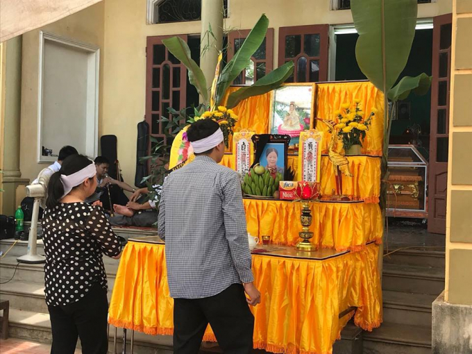 Kh&ocirc;ng kh&iacute; tang thương bao tr&ugrave;m l&agrave;ng qu&ecirc; sau một đ&ecirc;m kinh ho&agrave;ng.