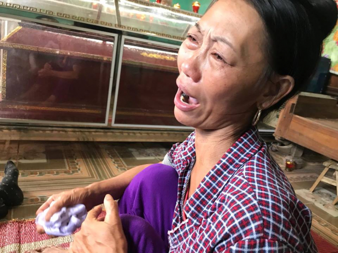 Chịu nỗi đau mất đi em trai v&agrave; người ch&aacute;u, b&agrave; Nguyễn Thị Hằng (chị g&aacute;i ruột anh Hoạt) g&agrave;o kh&oacute;c thảm thiết:&nbsp;&ldquo;Sau khi xảy ra vụ &aacute;n, t&ocirc;i nhận được tin b&aacute;o của người nh&agrave; b&aacute;o tin nh&agrave; cậu Hoạt gặp nạn rồi. T&ocirc;i tức tốc đi xe m&aacute;y sang. Sang tới nơi th&igrave; thấy cảnh em t&ocirc;i, ch&aacute;u t&ocirc;i v&agrave; em d&acirc;u nằm la liệt tại hiện trường, mọi người bảo chết hết rồi. Nghe tin dữ m&agrave; t&ocirc;i suy sụp ho&agrave;n to&agrave;n&rdquo;, b&agrave; Hằng n&oacute;i.