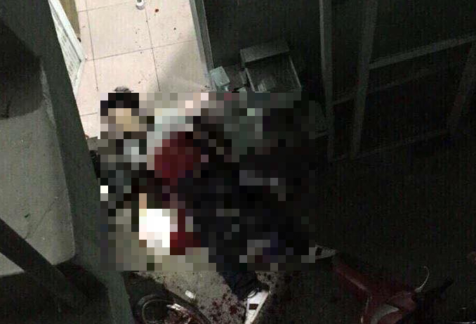 Nạn nh&acirc;n bị đ&acirc;m gục tại chỗ.