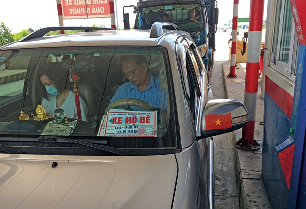 Xe BKS 14A - 048.67 gắn ph&ugrave; hiệu