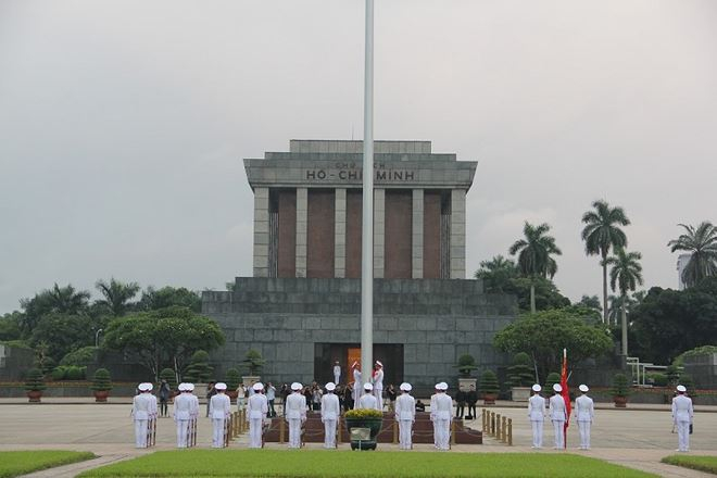 Trang trọng nghi thức treo cờ rủ tại Quảng trường Ba Đ&igrave;nh