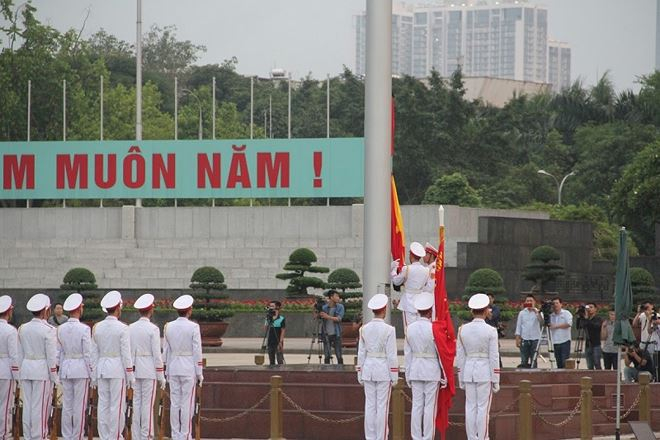 Trang trọng nghi thức treo cờ rủ tại Quảng trường Ba Đ&igrave;nh