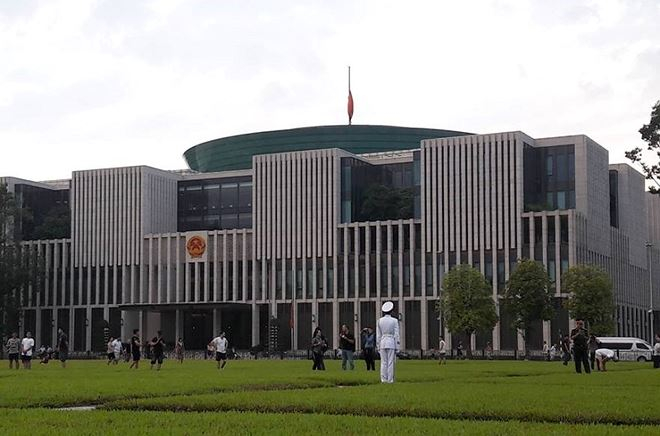 Trang trọng nghi thức treo cờ rủ tại Quảng trường Ba Đ&igrave;nh