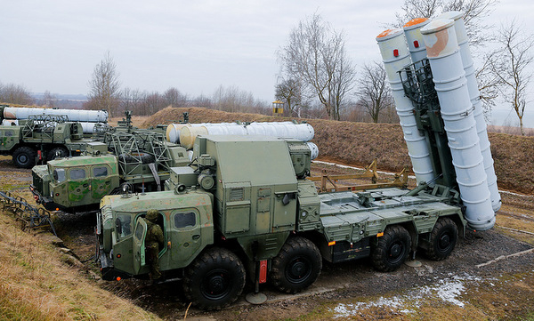 Hệ thống&nbsp;ph&ograve;ng thủ t&ecirc;n lửa S-300 của Nga.