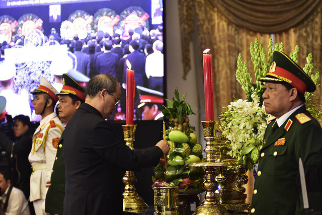 B&iacute; thư Nh&acirc;n thắp n&eacute;n hương tiếc thương Chủ tịch nước Trần Đại Quang