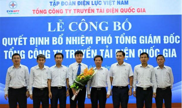 L&atilde;nh đạo EVNNPT trao hoa ch&uacute;c mừng cho t&acirc;n Ph&oacute; Tổng Gi&aacute;m đốc Lưu Việt Tiến.