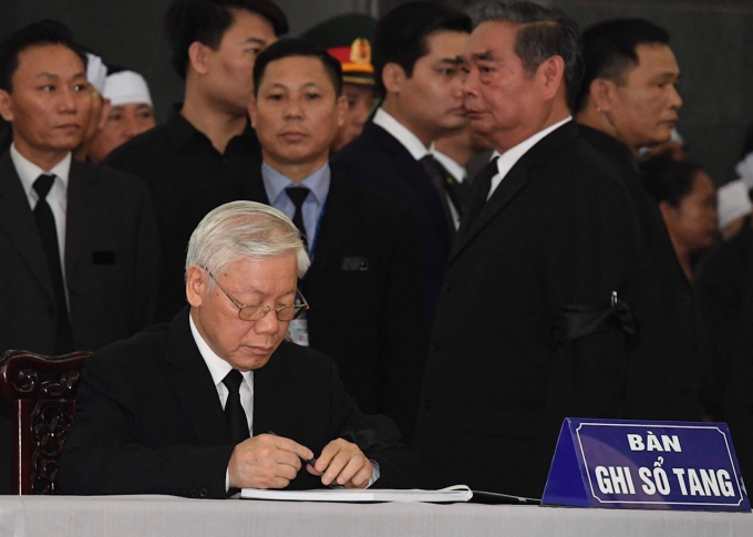 Nhiều đo&agrave;n kh&aacute;ch trong nước v&agrave; Quốc tế viếng Chủ tịch nước Trần Đại Quang