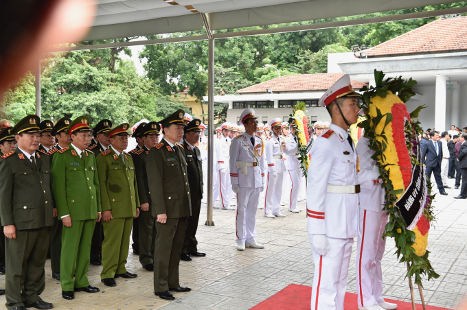 Đo&agrave;n Đảng ủy C&ocirc;ng an Trung ương, Bộ C&ocirc;ng an do Thượng tướng T&ocirc; L&acirc;m, Bộ trưởng C&ocirc;ng an l&agrave;m trưởng đo&agrave;n v&agrave;o viếng.