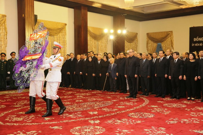 Đo&agrave;n đại biểu Th&agrave;nh ủy, HĐND, UBND, MTTQ th&agrave;nh phố Hồ Ch&iacute; Minh do B&iacute; thư Th&agrave;nh ủy Nguyễn Thiện Nh&acirc;n viếng Chủ tịch nước Trần Đại Quang. Ảnh VGP/Mạnh H&ugrave;ng