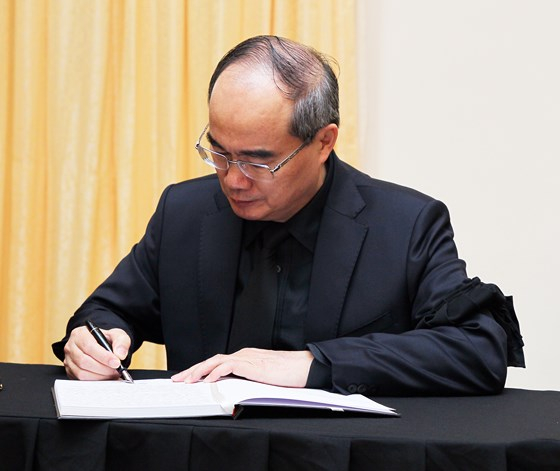 Nhiều đo&agrave;n kh&aacute;ch trong nước v&agrave; Quốc tế viếng Chủ tịch nước Trần Đại Quang