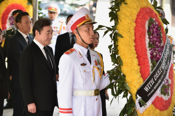 Nhiều đo&agrave;n kh&aacute;ch trong nước v&agrave; Quốc tế viếng Chủ tịch nước Trần Đại Quang