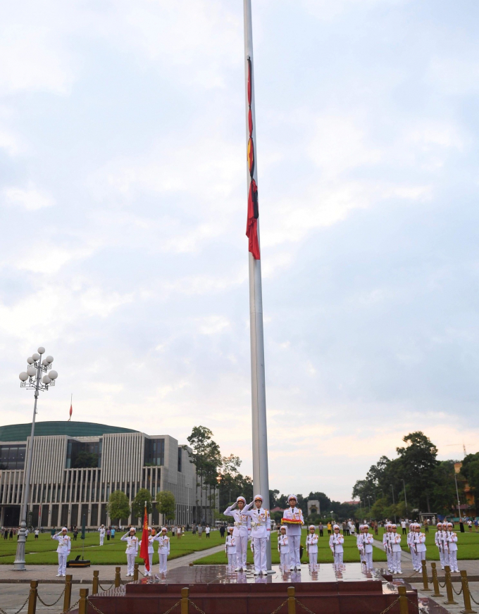 Cờ rủ tr&ecirc;n quảng trường Ba Đ&igrave;nh. Ảnh VGP