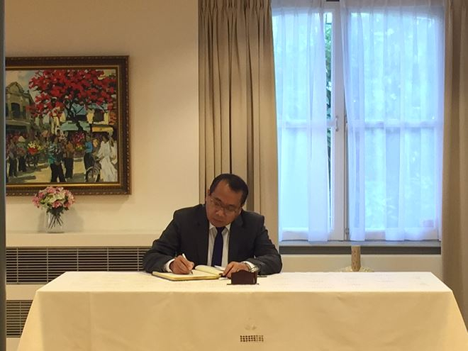 ĐSQ Việt Nam tại H&agrave; Lan mở sổ tang v&agrave; tổ chức viếng Chủ tịch nước Trần Đại Quang