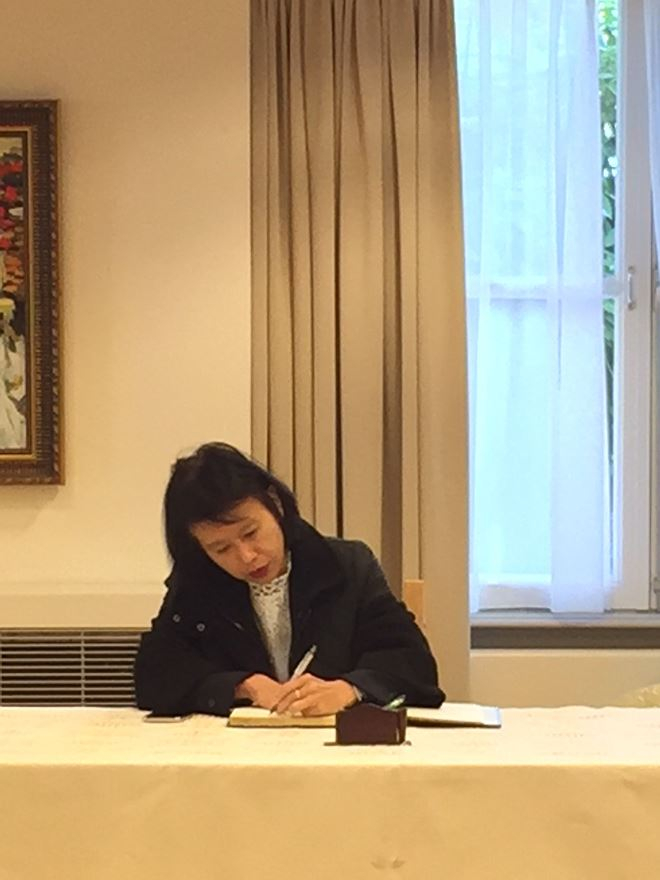 7Đại sứ c&aacute;c nước&nbsp;Th&aacute;i Lan, Indonesia, Philippin tới viếng v&agrave; k&yacute; sổ tang.