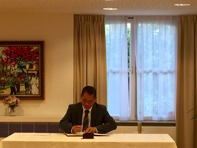 Đại diện Ngoại giao đo&agrave;n v&agrave; bạn b&egrave; quốc tế tới viếng v&agrave; k&yacute; sổ tang.