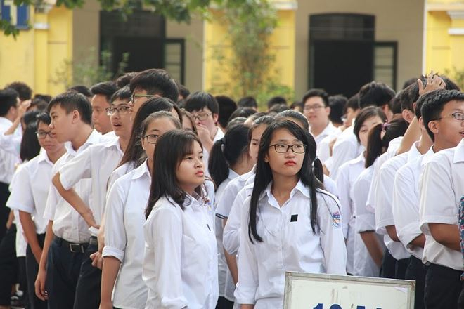 Ng&agrave;y 26/9, c&aacute;c em học sinh đeo băng đen trước ngực tưởng nhớ đến vị Chủ tịch nước th&acirc;n thiện, hiền h&ograve;a.