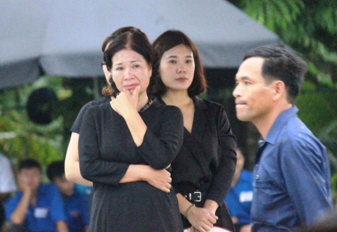 Người phụ nữ n&agrave;y rưng rưng nước mắt khi theo d&otilde;i Lễ truy điệu Chủ tịch nước.