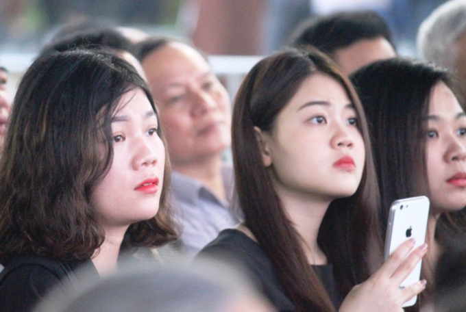 Người d&acirc;n qu&ecirc; nh&agrave; rơi lệ xem Lễ truy điệu Chủ tịch nước Trần Đại Quang