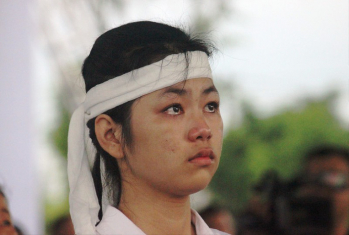 Một b&eacute; g&aacute;i, người th&acirc;n của Chủ tịch nước Trần Đại Quang ngấn lệ tại qu&ecirc; nh&agrave;.