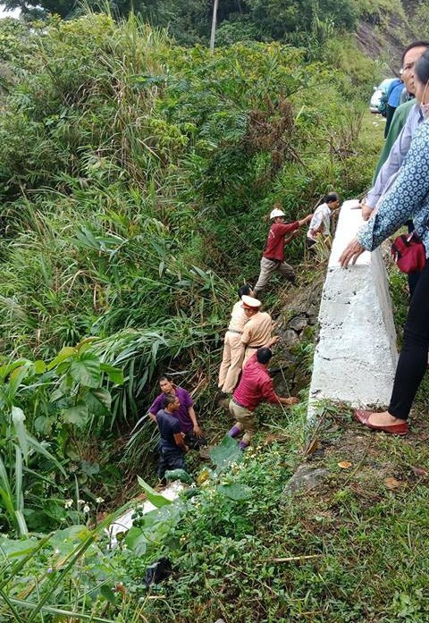 Lực lượng chức năng tiến h&agrave;nh cứu hộ c&aacute;c nạn nh&acirc;n trong vụ tai nạn - Ảnh: Facebook