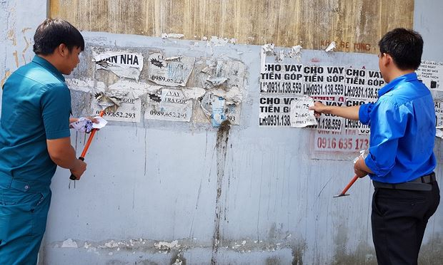 Đội trật tự đ&ocirc; thị phường li&ecirc;n tục ra qu&acirc;n dọn dẹp c&aacute;c bức tường.