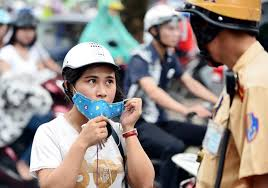 Đeo tai nghe khi điều khiển xe m&aacute;y bị xử phạt như thế n&agrave;o?