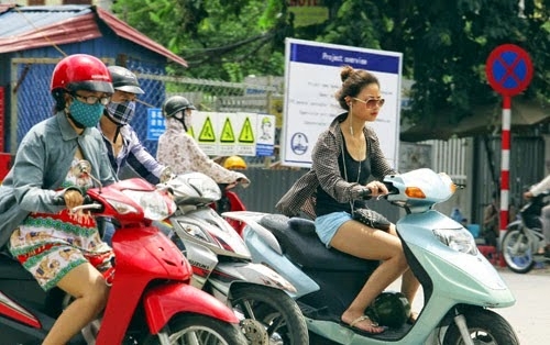 Đeo tai nghe khi điều khiển xe máy bị xử phạt như thế nào?