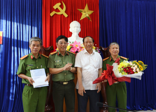 &Ocirc;ng Đinh Văn Thu (&aacute;o trắng) thưởng n&oacute;ng cho Ban chuy&ecirc;n &aacute;n.