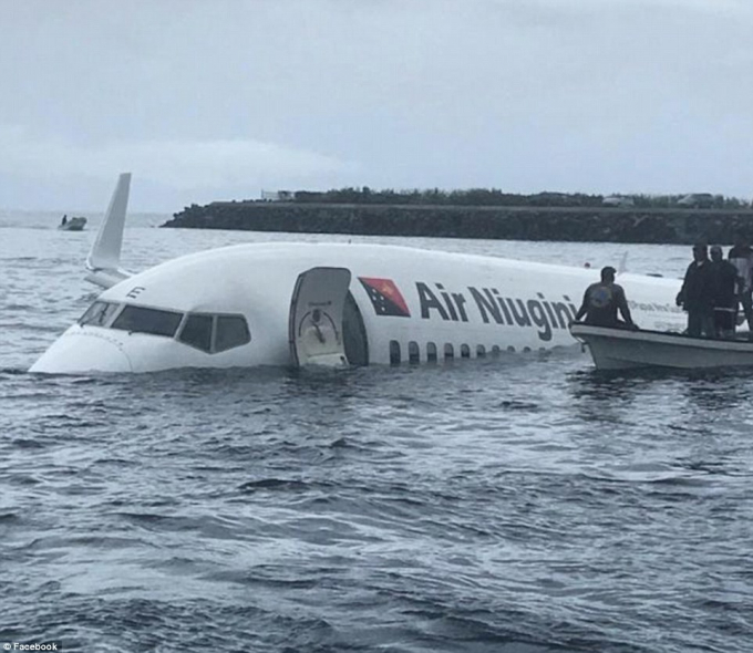 Tờ Dailymail dẫn lời ch&iacute;nh quyền địa phương cho biết m&aacute;y bay gặp nạn l&agrave; chiếc Boeing 737-800 thuộc h&atilde;ng h&agrave;ng kh&ocirc;ng Air Niugini (Papua New Guinea). M&aacute;y bay gặp nạn v&agrave;o khoảng 9h30 khi n&oacute; hạ c&aacute;nh xuống đường băng ở s&acirc;n bay quốc tế Chuuk của Micronesia h&ocirc;m nay 28/9.&nbsp;