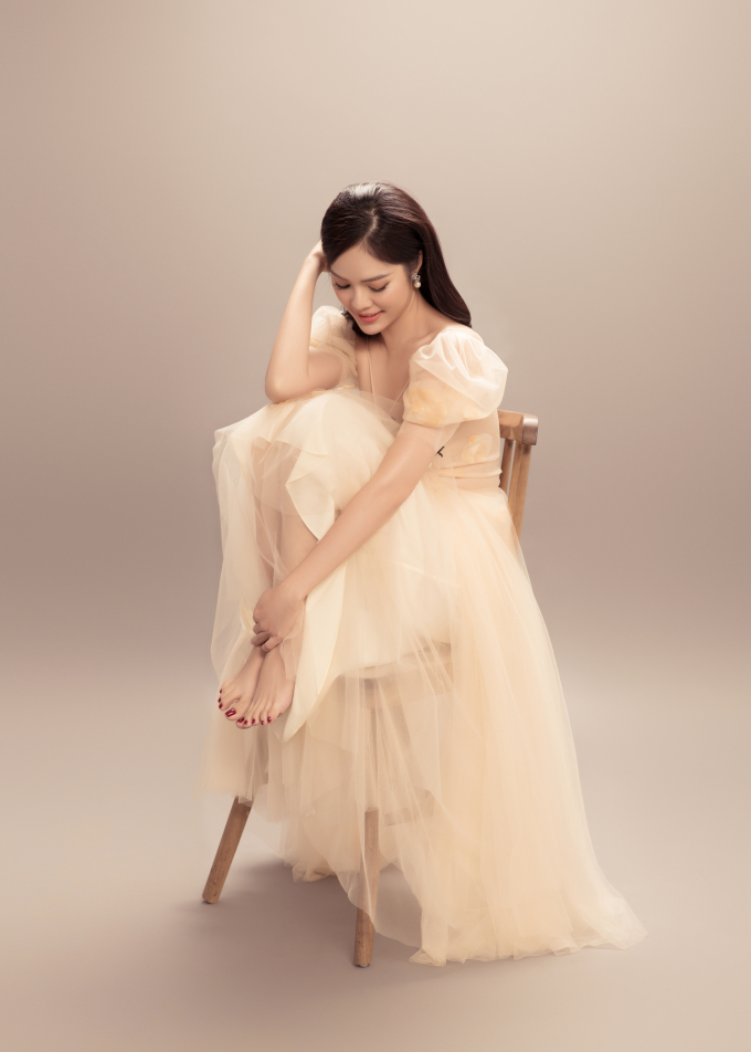 Dương Cẩm Lynh x&uacute;c động khi thể hiện t&acirc;m trạng buồn trong bộ ảnh