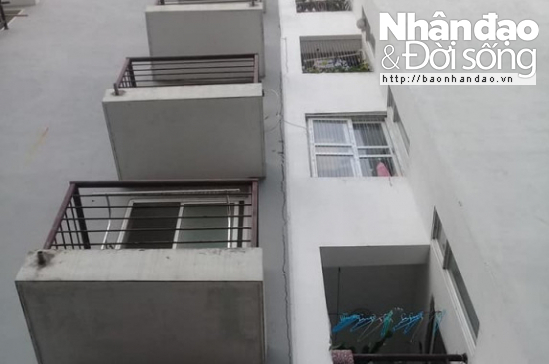 C&aacute;c vết nứt chạy dọc t&ograve;a nh&agrave;.