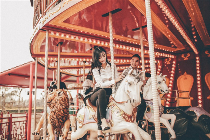 Tr&ograve; chơi l&atilde;ng mạn như trong cổ t&iacute;ch n&agrave;y l&agrave; điểm dừng ch&acirc;n kh&ocirc;ng thể bỏ qua khi tới Sun World Halong Park. Kh&ocirc;ng chỉ đưa người chơi v&agrave;o những v&ograve;ng tr&ograve;n lấp l&aacute;nh v&agrave; th&aacute;nh th&oacute;t tiếng nhạc để tới xứ sở thần ti&ecirc;n trong k&yacute; ức tuổi thơ, V&ograve;ng xoay ngựa gỗ 2 tầng đẹp tuyệt c&ograve;n l&agrave; nơi l&yacute; tưởng để ghi lại những khoảnh khắc ngọt ng&agrave;o, trong trẻo của c&aacute;c cặp đ&ocirc;i, đặc biệt nếu họ c&oacute; &yacute; định ghi lại kỷ niệm những ng&agrave;y từ y&ecirc;u đến cưới.