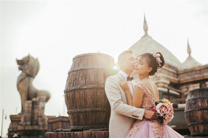 Nếu như tr&ograve; chơi Phi long thần tốc tại Dragon Park đưa người chơi tới đỉnh điểm của giải tr&iacute; cảm gi&aacute;c mạnh, th&igrave; bạn sẽ bất ngờ khi biết những bức h&igrave;nh l&atilde;ng mạn như ở trời T&acirc;y n&agrave;y được chụp ngay tại cổng v&agrave;o của khu vực tr&ograve; chơi.