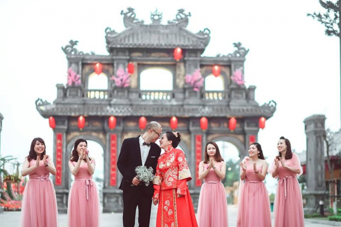 L&agrave; một hạng mục kh&aacute;c trong khu&ocirc;n vi&ecirc;n Dragon Park, cổng Tam Quan sừng sững giữa con đường rộng, lung linh đ&egrave;n lồng đỏ v&agrave; những c&acirc;u đối với t&ocirc;ng m&agrave;u trầm mặc l&agrave; khung cảnh l&yacute; tưởng cho một &ldquo;đ&aacute;m cưới&rdquo; cổ truyền. X&uacute;ng x&iacute;nh v&aacute;y đỏ, vest đen hay &aacute;o the khăn xếp, c&ocirc; d&acirc;u ch&uacute; rể sẽ c&oacute; ngay bộ ảnh cực chất tại đ&acirc;y.