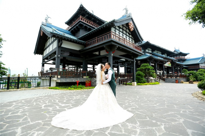 Nằm giữa lưng chừng biển v&agrave; trời, Vườn Nhật (hay c&ograve;n gọi l&agrave; Zen Garden) tr&ecirc;n đỉnh đồi Ba Đ&egrave;o với kiến tr&uacute;c Nhật Bản mang tới kh&ocirc;ng gian tuyệt vời cho bộ ảnh cưới phong c&aacute;ch tự nhi&ecirc;n.&nbsp;