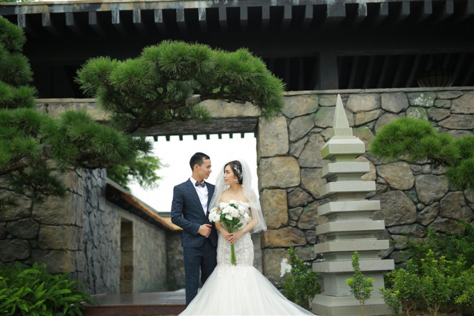 Trong bộ v&aacute;y trắng tinh kh&ocirc;i, giữa kh&ocirc;ng gian xanh mướt của những t&aacute;n hắc t&ugrave;ng nổi bật tr&ecirc;n nền đ&aacute; x&aacute;m v&agrave; m&agrave;u gỗ mun đặc trưng của xứ Ph&ugrave; Tang, trao nhau c&aacute;i nh&igrave;n tr&igrave;u mến, c&ugrave;ng tận hưởng khoảnh khắc hạnh ph&uacute;c tr&agrave;n đầy v&agrave; ghi lại những bức ảnh đẹp như mơ.