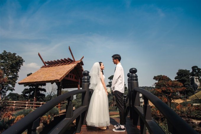 Ghi dấu ấn của cuộc đời bằng bộ ảnh đậm chất Nhật ở bất cứ g&oacute;c n&agrave;o của Vườn Nhật, như tr&ecirc;n chiếc cầu đen bắc qua hồ nước xinh xắn n&agrave;y.  Thực hiện bộ ảnh &ldquo;để đời&rdquo; mang c&ugrave;ng l&uacute;c ba phong c&aacute;ch l&atilde;ng mạn, trong trẻo v&agrave; retro tại ngay c&aacute;c g&oacute;c &ldquo;thần kỳ&rdquo; của Sun World Halong Complex, đ&ocirc;i bạn trẻ T&uacute; Anh v&agrave; Huy Ho&agrave;ng đến từ H&agrave; Nội kh&ocirc;ng ngớt lời phấn kh&iacute;ch: &ldquo;Sun World Halong Park thực sự l&agrave; một &ldquo;phim trường&rdquo;, bọn em kết hợp đi chơi v&agrave; chụp ảnh cưới, v&agrave; đ&atilde; thực sự c&oacute; khoảng thời gian 3 ng&agrave;y kh&ocirc;ng thể n&agrave;o qu&ecirc;n ở nơi đ&acirc;y c&ugrave;ng bộ ảnh rất trọn vẹn&rdquo;.