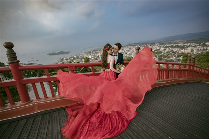 G&acirc;y sốt suốt thời gian qua v&agrave; trở th&agrave;nh điểm check-in h&agrave;ng đầu tại Hạ Long, cầu Koi với thiết kế ấn tượng v&agrave; sắc đỏ thắm nổi bật c&ograve;n l&agrave; nơi c&aacute;c nhiếp ảnh gia thỏa sức s&aacute;ng tạo, để cho ra đời những bộ ảnh cưới bay bổng v&agrave; đầy nghệ thuật.