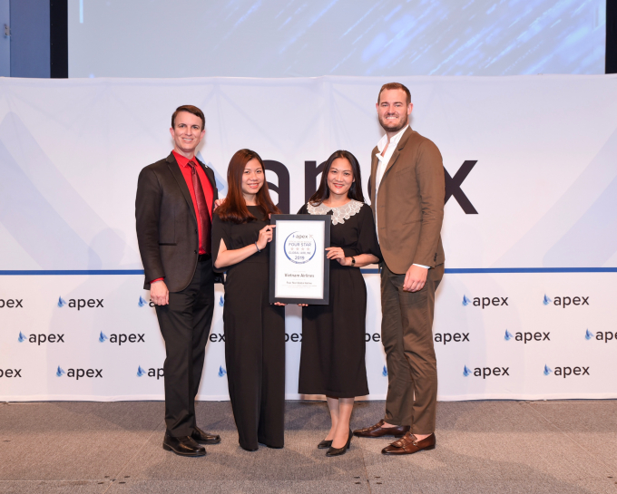 Gi&aacute;m đốc điều h&agrave;nh APEX Joe Leader (tr&aacute;i) - trao tặng giải thường H&atilde;ng h&agrave;ng kh&ocirc;ng 4 sao to&agrave;n cầu cho đại diện Vietnam Airlines.