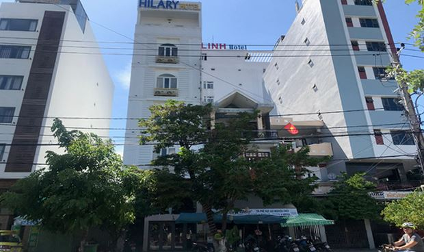 Kh&aacute;ch sạn Hilary tại 128 Hồ Nghinh nơi c&aacute;c nạn nh&acirc;n lưu tr&uacute; v&agrave; bị tử vong, cấp cứu nghi do ngộ độc.