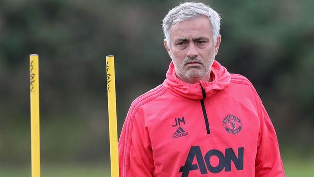 HLV Mourinho dần dần mất kiểm so&aacute;t v&agrave; kh&ocirc;ng thể cầm cương Pogba