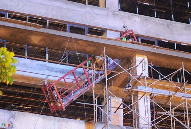 Hiện trường vụ sắt rơi l&agrave;m chết người ở đường L&ecirc; Văn Lương (H&agrave; Nội)