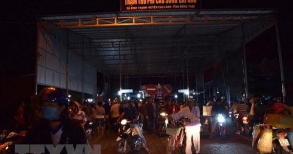 Tài xế đưa tiền lẻ, đòi xả trạm BOT cầu Sông Cái Nhỏ