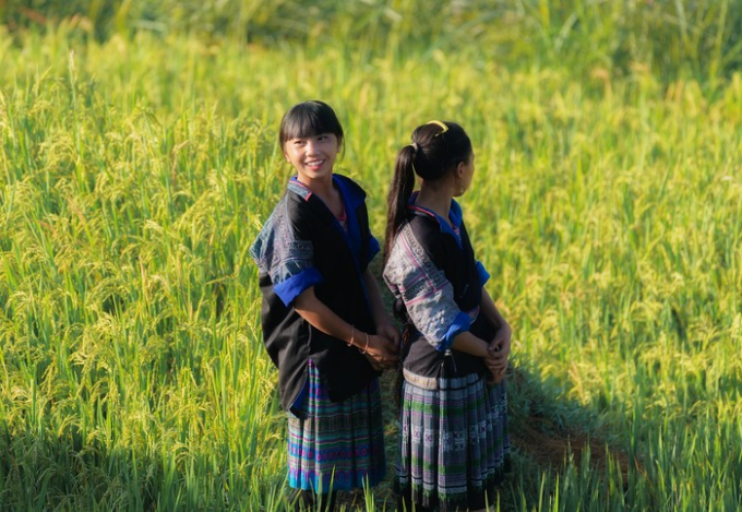 Những c&ocirc; g&aacute;i v&ugrave;ng cao trong trang phục d&acirc;n tộc với n&eacute;t mặt rạng ngời, tự h&agrave;o về vẻ đẹp thi&ecirc;n nhi&ecirc;n qu&ecirc; hương.