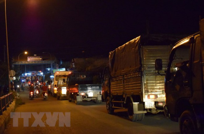 Cảnh &ugrave;n tắc k&eacute;o d&agrave;i tr&ecirc;n cầu S&ocirc;ng C&aacute;i Nhỏ, nơi đặt trạm thu ph&iacute; BOT. (Ảnh: Chương Đ&agrave;i/TTXVN)